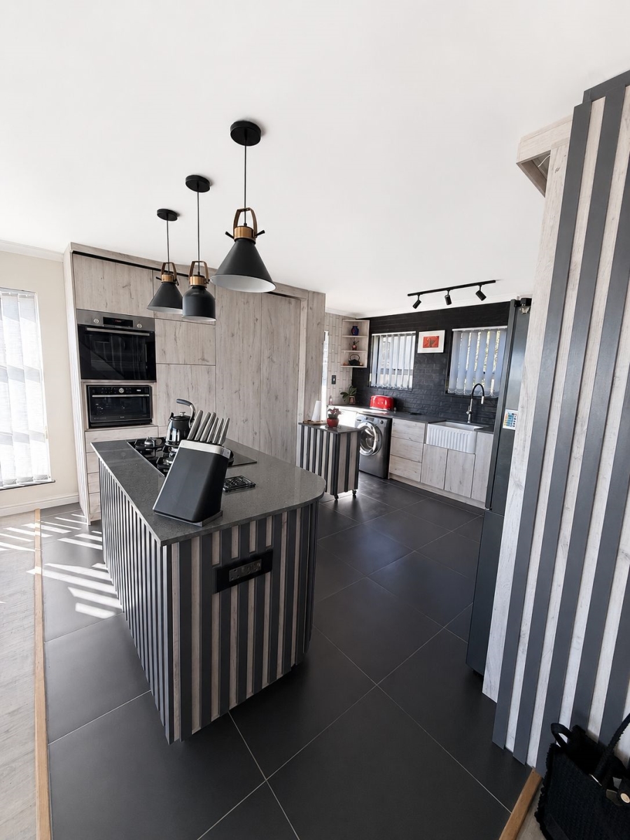 3 Bedroom Property for Sale in Mountainside Western Cape
